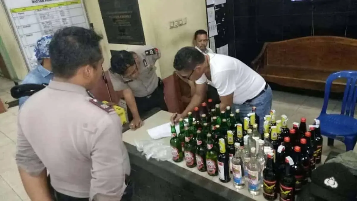 Puluhan Botol Miras Berbagai Merk Diamankan Dari Penjual Jamu Puluhan Botol Miras Berbagai Merk Diamankan Dari Penjual Jamu