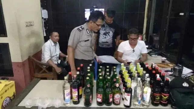Puluhan Botol Miras Berbagai Merk Diamankan Dari Penjual Jamu Puluhan Botol Miras Berbagai Merk Diamankan Dari Penjual Jamu
