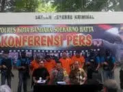 Polisi Bongkar Sindikat pencurian Barang Milik PT. Garuda Indonesia Polisi Bongkar Sindikat pencurian Barang Milik PT. Garuda Indonesia