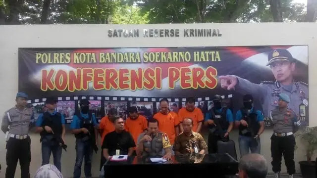 Polisi Bongkar Sindikat pencurian Barang Milik PT. Garuda Indonesia Polisi Bongkar Sindikat pencurian Barang Milik PT. Garuda Indonesia