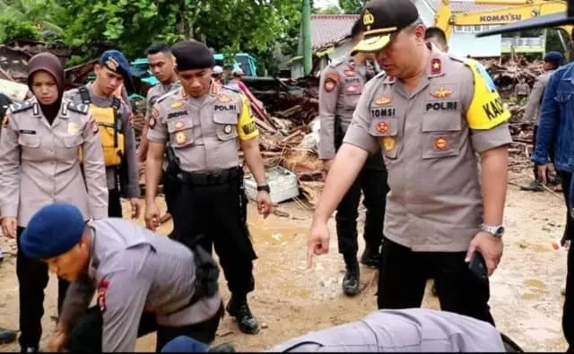 Evakuasi Korban Tsunami, Polda Banten : Hindari Berita Bohong Evakuasi Korban Tsunami, Polda Banten : Hindari Berita Bohong
