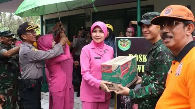 Perduli Bencana, Bhayangkari Banten Gelar Baksos di Pengungsian Perduli Bencana, Bhayangkari Banten Gelar Baksos di Pengungsian