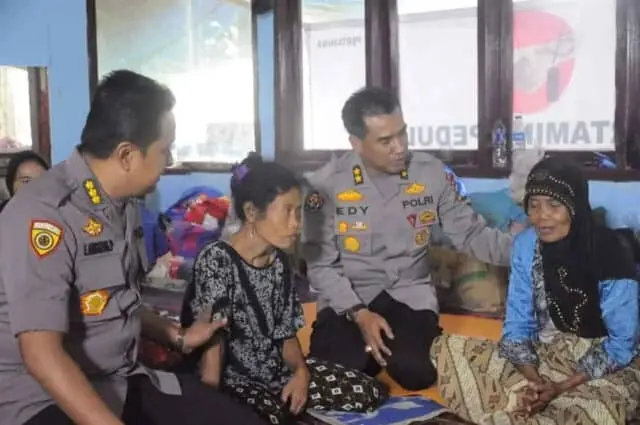 Tim Polda Banten Beri Trauma Healing Pada Lansia, Ibu dan Anak di Pengungsian Tim Polda Banten Beri Trauma Healing Pada Lansia, Ibu dan Anak di Pengungsian