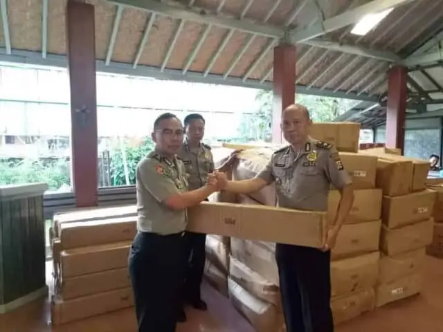 100 Unit Tenda Diserahkan Kapolri Untuk Pengungsi Tsunami 100 Unit Tenda Diserahkan Kapolri Untuk Pengungsi Tsunami