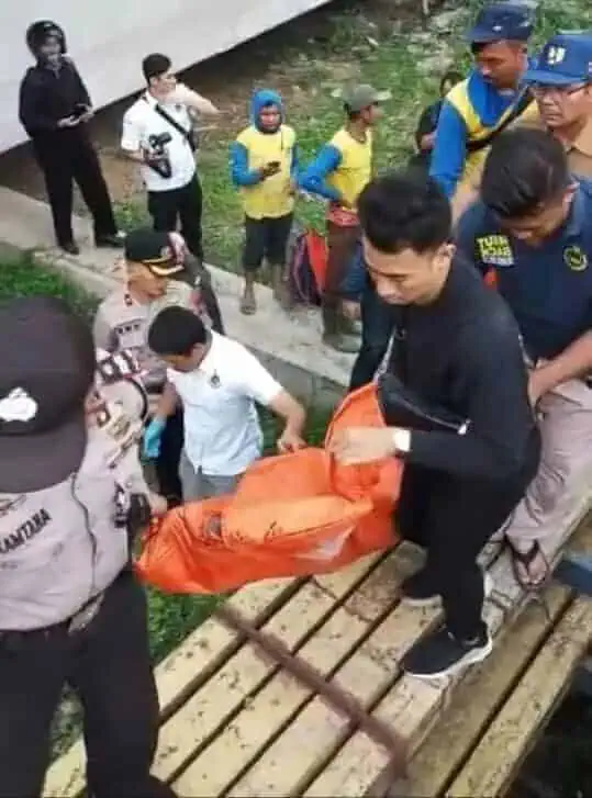 Geger ! Mayat Gantung Diri Dikolong Jembatan Geger ! Mayat Gantung Diri Dikolong Jembatan