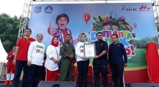 Senam Zumba Ibu dan Anak di Tangerang Selatan Catat Rekor MURI Senam Zumba Ibu dan Anak di Tangerang Selatan Catat Rekor MURI