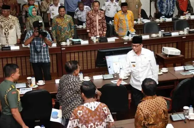 Gubernur WH Dengan Wapres JK Rapat Terbatas Bahas Transportasi Jabodetabek Gubernur WH Dengan Wapres JK Rapat Terbatas Bahas Transportasi Jabodetabek