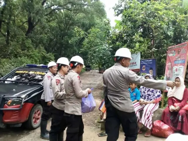 Brimob Distribusikan makanan Pada Pengungsi Tsunami Brimob Distribusikan makanan Pada Pengungsi Tsunami
