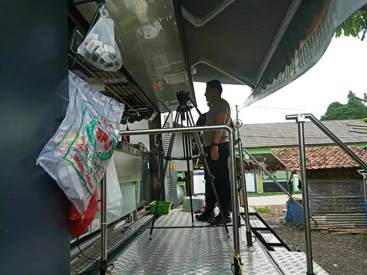 Begini Gaya Brimob Jadi Koki Bagi Pengungsi Tsunami Banten