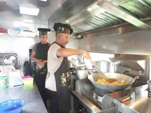 Begini Gaya Brimob Jadi Koki Bagi Pengungsi Tsunami Banten Begini Gaya Brimob Jadi Koki Bagi Pengungsi Tsunami Banten