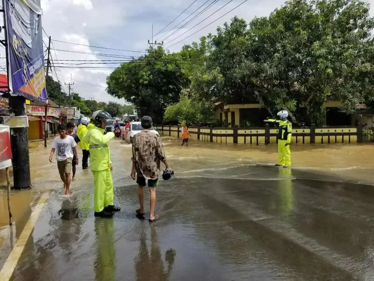 Banjir Labuan, Polisi Berlakukan Sistem Buka Tutup Jalan Banjir Labuan, Polisi Berlakukan Sistem Buka Tutup Jalan