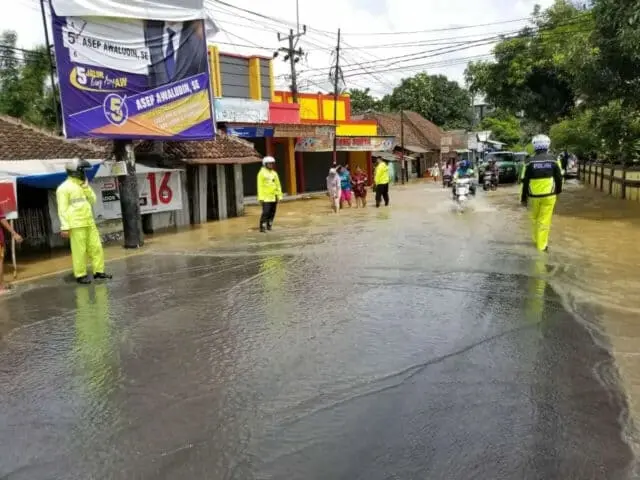 Banjir Labuan, Polisi Berlakukan Sistem Buka Tutup Jalan Banjir Labuan, Polisi Berlakukan Sistem Buka Tutup Jalan