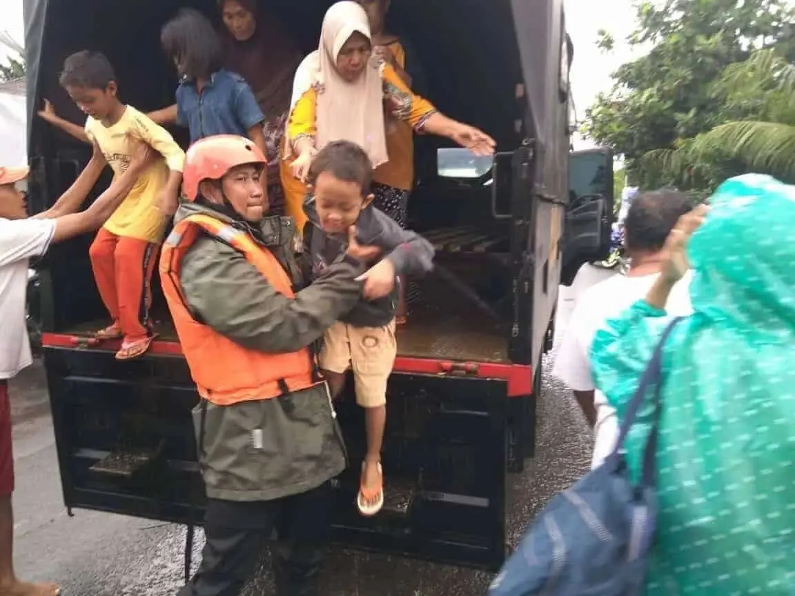 Brimob Nusantara Satgas Aman Nusa II Evakuasi Korban Banjir Labuan Brimob Nusantara Satgas Aman Nusa II Evakuasi Korban Banjir Labuan