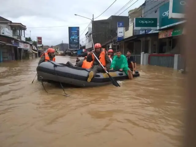 Brimob Nusantara Satgas Aman Nusa II Evakuasi Korban Banjir Labuan Brimob Nusantara Satgas Aman Nusa II Evakuasi Korban Banjir Labuan