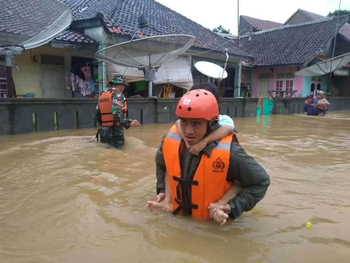 Brimob Nusantara Satgas Aman Nusa II Evakuasi Korban Banjir Labuan Brimob Nusantara Satgas Aman Nusa II Evakuasi Korban Banjir Labuan