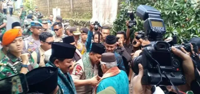 Dikalungkan Sorban, Kapolri dan Panglima TNI Kunjungi Ponpes Kananga Dikalungkan Sorban, Kapolri dan Panglima TNI Kunjungi Ponpes Kananga