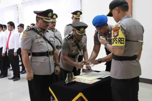 Sertijab Kabag Sumda dan Kapolsek Karawaci Hikmat di Mapolres Tangerang Kota Sertijab Kabag Sumda dan Kapolsek Karawaci Hikmat di Mapolres Tangerang Kota