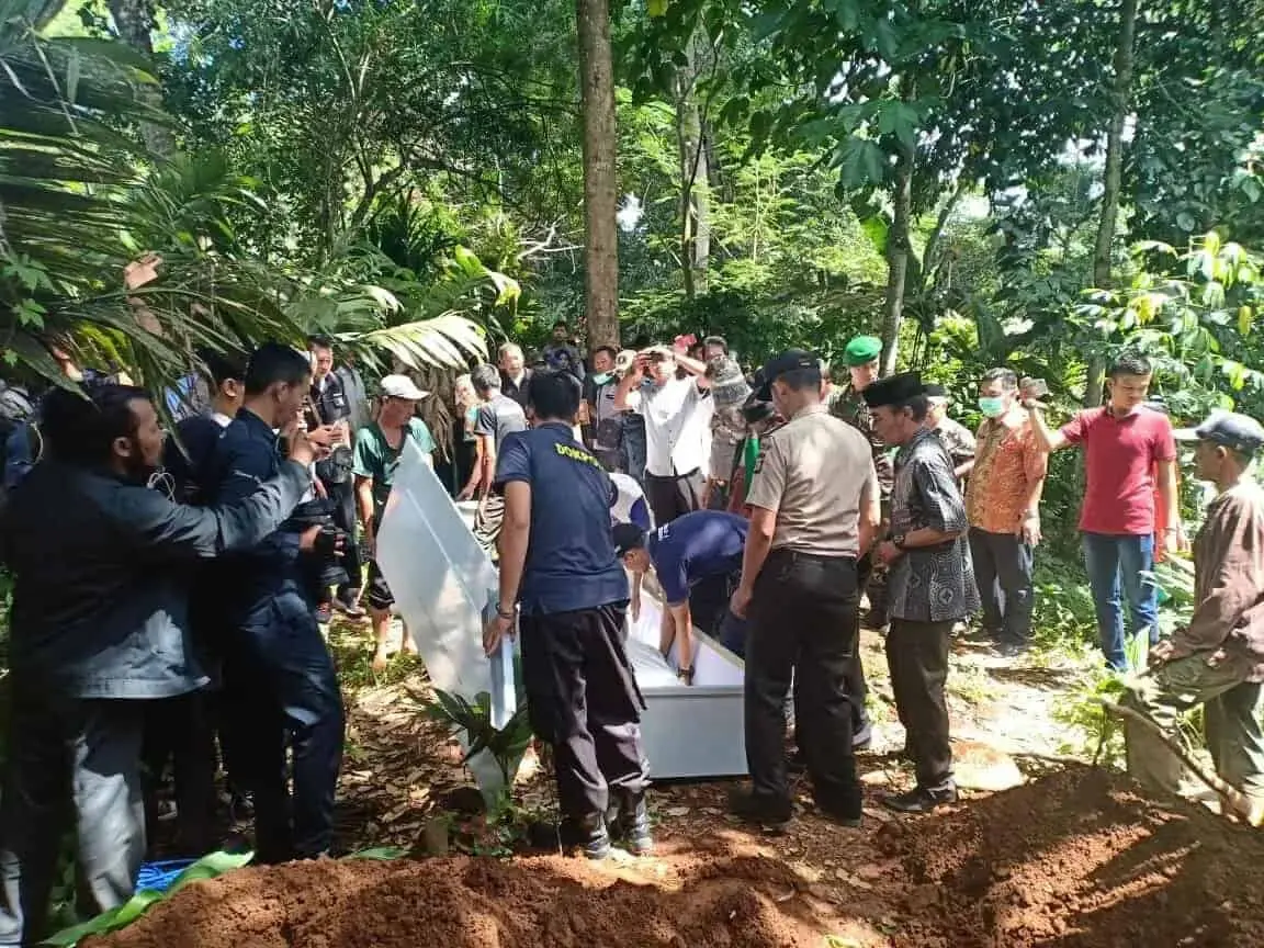 5 Jenazah Korban Tsunami Belum Teridentifikasi di Makamkan