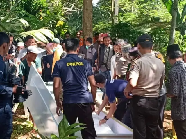 5 Jenazah Korban Tsunami Belum Teridentifikasi di Makamkan 5 Jenazah Korban Tsunami Belum Teridentifikasi di Makamkan