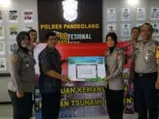 Polda Banten Serahkan 1 Milyar Bantu Korban Tsunami