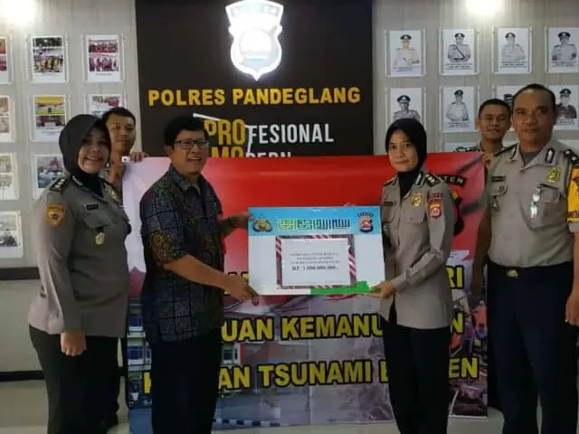 Polda Banten Serahkan 1 Milyar Bantu Korban Tsunami Polda Banten Serahkan 1 Milyar Bantu Korban Tsunami