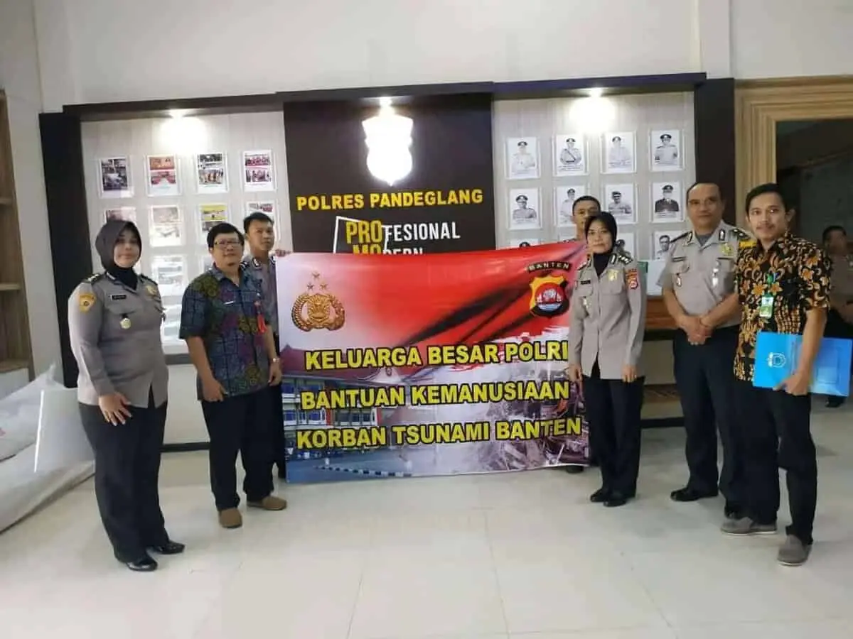 Polda Banten Serahkan 1 Milyar Bantu Korban Tsunami