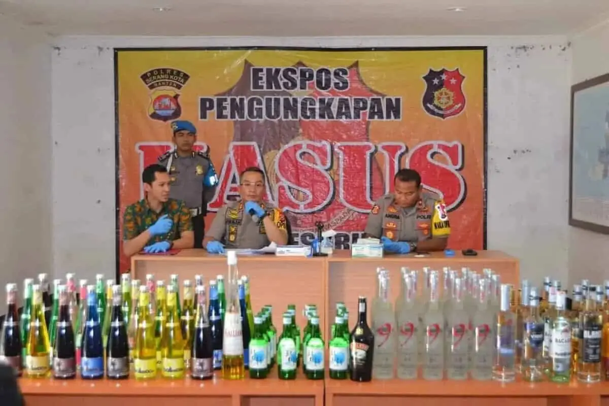 Polres Serang Kota Kembali Temukan Miras Ilegal di Cafe Royal dan Star Queen Polres Serang Kota Kembali Temukan Miras Ilegal di Cafe Royal dan Star Queen