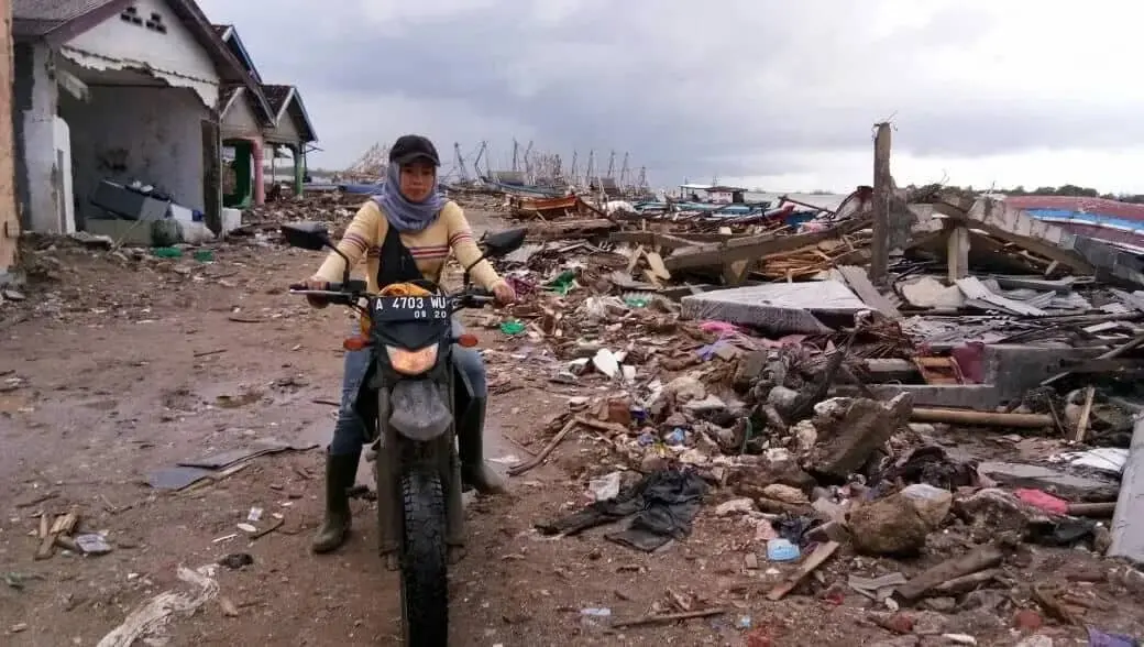 Cerita Relawan Cantik Diantara Ratusan Relawan di Tsunami Banten