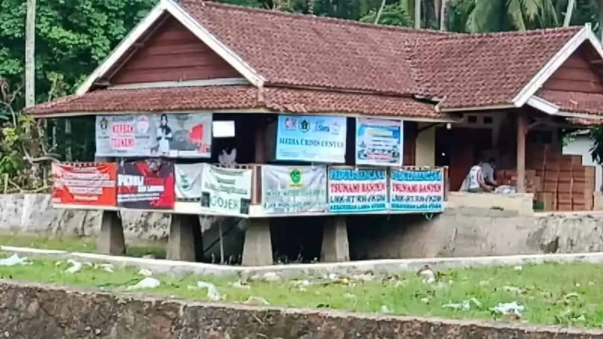 JTR Serahkan Bantuan, Warga : Kami Membutuhkan Rumah Tinggal JTR Serahkan Bantuan, Warga : Kami Membutuhkan Rumah Tinggal