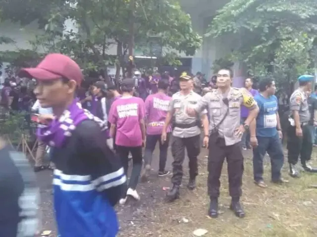 Dihentikan Polisi, Supporter LBV Terus Berdatangan di Perayaan HUT Ke-17 Dihentikan Polisi, Supporter LBV Terus Berdatangan di Perayaan HUT Ke-17