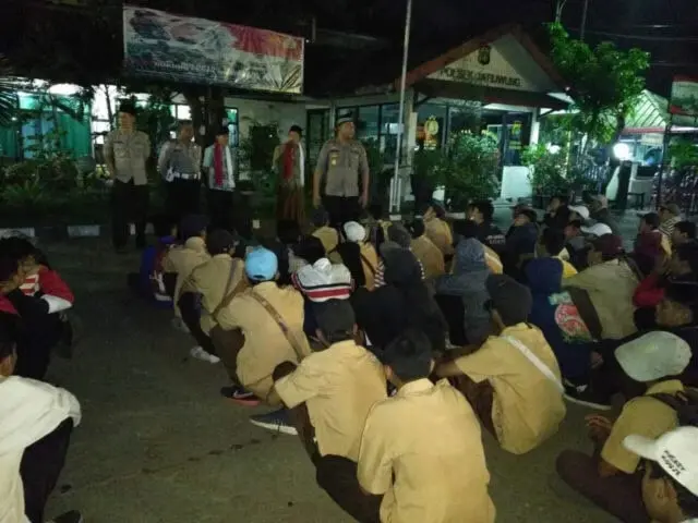 Hendak Tawuran Puluhan Pelajar Digelandang Polisi Hendak Tawuran Puluhan Pelajar Digelandang Polisi