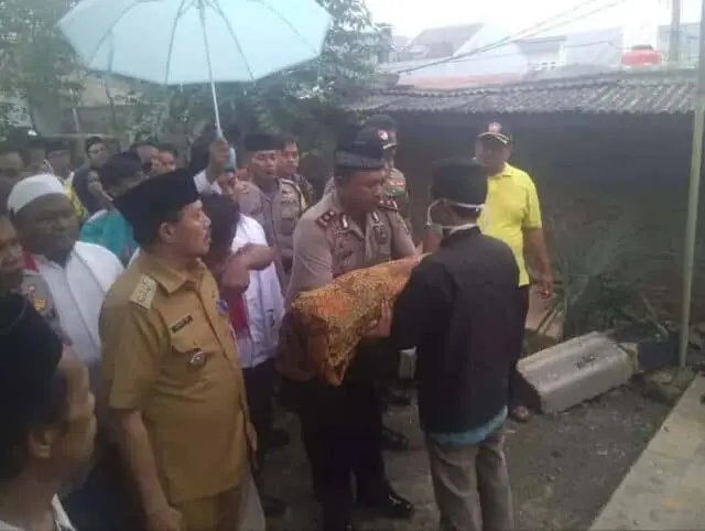 Anak Korban Penganiayaan Ibu Hingga Tewas Dimakamkan Anak Korban Penganiayaan Ibu Hingga Tewas Dimakamkan