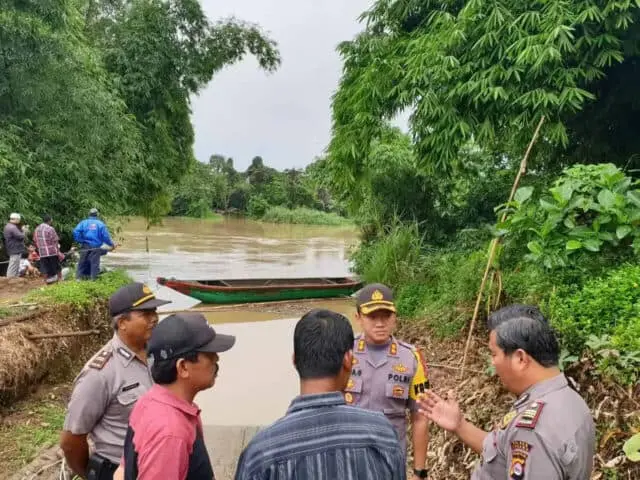 Perahu Eretan Terbalik, 1 Korban Hilang Belum Ditemukan Perahu Eretan Terbalik, 1 Korban Hilang Belum Ditemukan