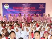 Istri Akpol ’84 dan Bhayangkari Banten Beri Bantuan Tsunami