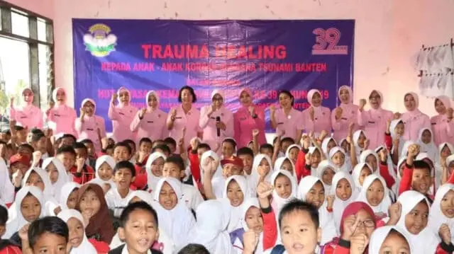 Istri Akpol ’84 dan Bhayangkari Banten Beri Bantuan Tsunami Istri Akpol ’84 dan Bhayangkari Banten Beri Bantuan Tsunami