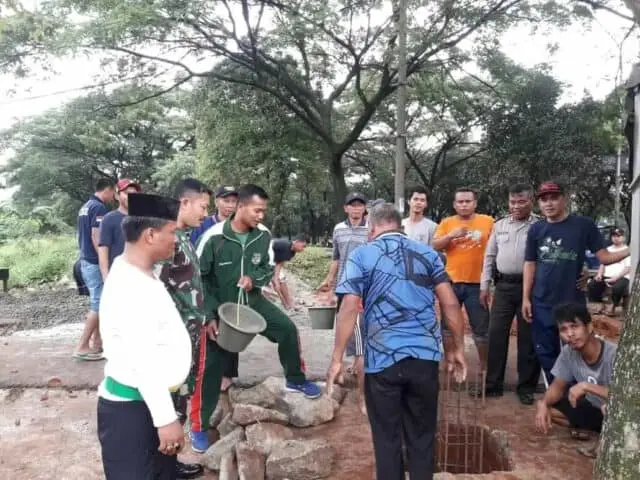 Ajak Warga Gotong Royong, Babinsa Bersama Binamas Bangun Gapura Ajak Warga Gotong Royong, Babinsa Bersama Binamas Bangun Gapura