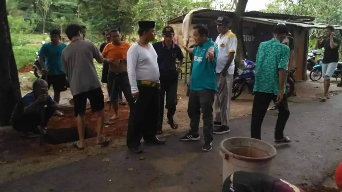 Ajak Warga Gotong Royong, Babinsa Bersama Binamas Bangun Gapura Ajak Warga Gotong Royong, Babinsa Bersama Binamas Bangun Gapura