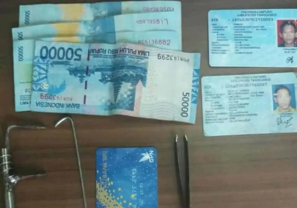 Dua Pencongkel ATM Gunakan Pinset Diringkus Polisi Dua Pencongkel ATM Gunakan Pinset Diringkus Polisi