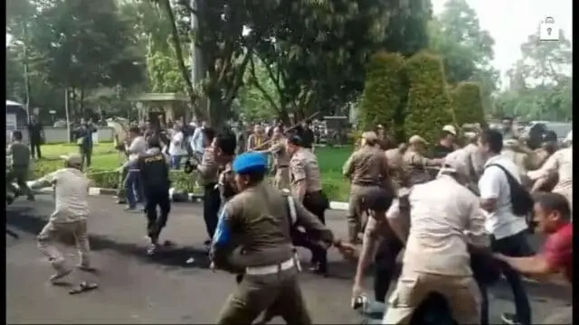 Liput Aksi Mahasiswa, Wartawan Tangerang Jadi Korban Kekerasan Oknum Satpol PP Liput Aksi Mahasiswa, Wartawan Tangerang Jadi Korban Kekerasan Oknum Satpol PP