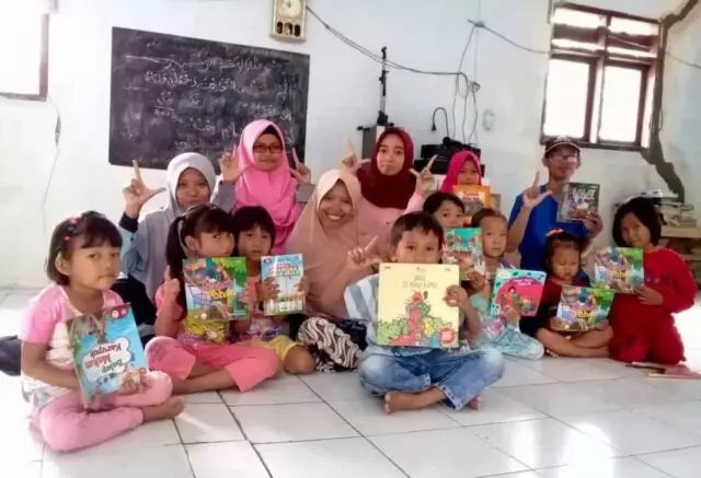Pegiat Literasi Kecamatan Sajira Menggelar Aksi Gelaran Buku Pegiat Literasi Kecamatan Sajira Menggelar Aksi Gelaran Buku