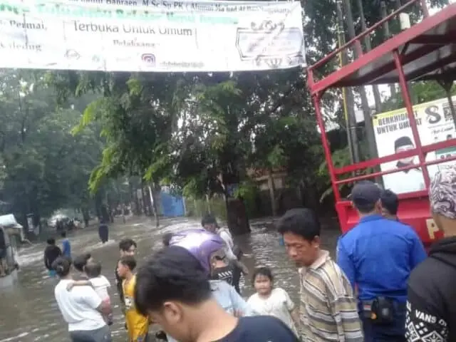 Bocah SD Hilang Terseret Arus Banjir di Tangerang Bocah SD Hilang Terseret Arus Banjir di Tangerang