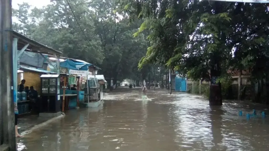 Bocah SD Hilang Terseret Arus Banjir di Tangerang