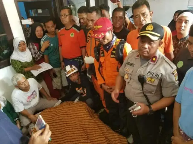 Bocah Hilang Terseret Arus Banjir di Tangerang Ditemukan Bocah Hilang Terseret Arus Banjir di Tangerang Ditemukan