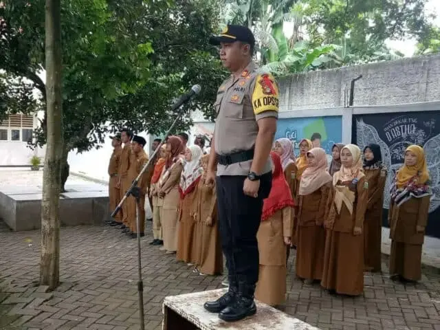Pimpin Upacara Di SMAN 28 Cisauk Kapolsek : Yang Sudah 17 Tahun Silahkan Beri Hak Suara di Pemilu Pimpin Upacara Di SMAN 28 Cisauk Kapolsek : Yang Sudah 17 Tahun Silahkan Beri Hak Suara di Pemilu