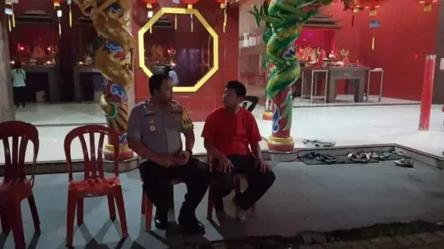 Beri Rasa Aman Kapolsek Cisauk Pimpin Pengamanan di Tiga Vihara Beri Rasa Aman Kapolsek Cisauk Pimpin Pengamanan di Tiga Vihara