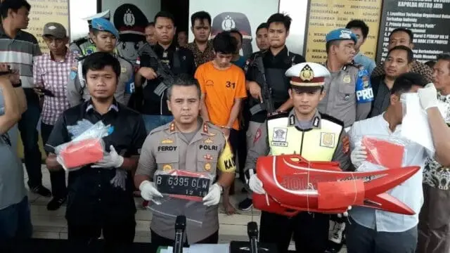Viral ! Pemuda Penghancur Motor Saat Ditilang Polisi Jadi Tersangka Viral ! Pemuda Penghancur Motor Saat Ditilang Polisi Jadi Tersangka