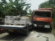 Pengemudi Ngantuk, Truk Engkel Hajar Dump Truk