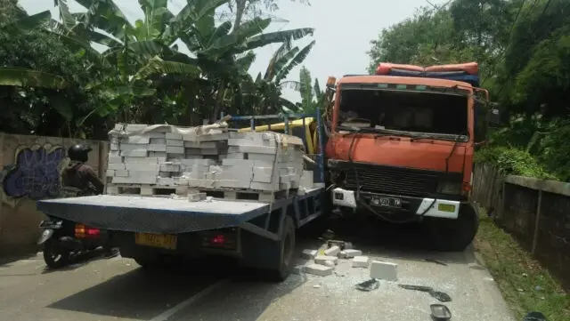 Pengemudi Ngantuk, Truk Engkel Hajar Dump Truk Pengemudi Ngantuk, Truk Engkel Hajar Dump Truk