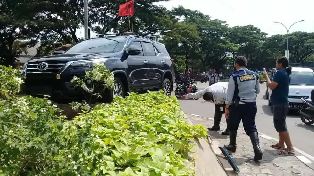 Ngantuk, Fortuner Nangkring Di Atas Bundaran Taman Tekno Ngantuk, Fortuner Nangkring Di Atas Bundaran Taman Tekno