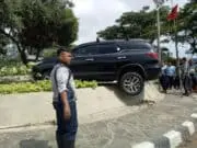 Ngantuk, Fortuner Nangkring Di Atas Bundaran Taman Tekno Ngantuk, Fortuner Nangkring Di Atas Bundaran Taman Tekno